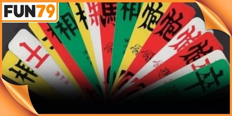 Các quân Bài Tứ Sắc cổ điển được sắp xếp ngay ngắn trên bàn chơi online