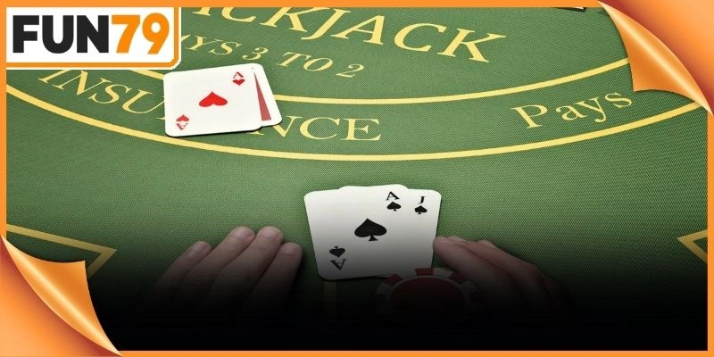 Các lá bài tây được sắp xếp ngăn nắp trên mặt bàn cược casino